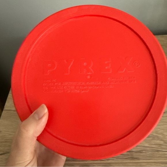 PYREX 7203 Clear serving Bowl  1.75 QUART 7" x 3.25" W/ Lid 7402-PC Red - Picture 2 of 6